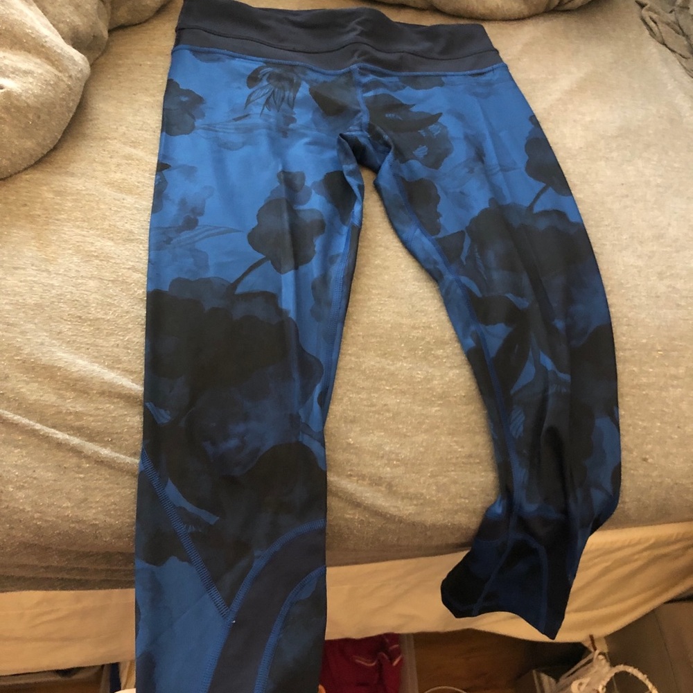 Lululemon blue floral workout crop pants